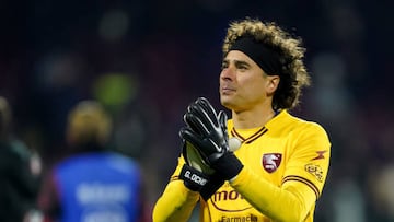 Guillermo Ochoa durante un partido con el Salernitana.