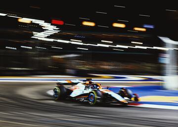 Alexander Albon durante la carrera del Gran Premio de Singapur de la Fórmula 1 disputado en las calles de Marina Bay.