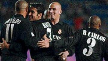 <B>EXHIBICIÓN</b>. Ronaldo, Raúl, Roberto Carlos y Cambiasso se abrazan tras uno de los goles.