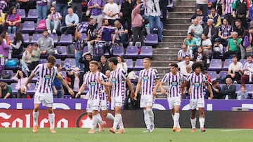 Los jugadores del Real Valladolid celebran un gol.