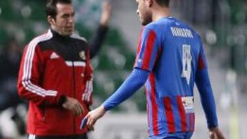 El jugador del Levante David Navarro se retira tras ser expulsado en el Martínez Valero.