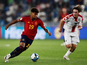 Lamine Yamal se convierte en el jugador más joven en debutar con la selección con 16 años y 57 días.