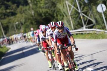 El pelotón a su paso por la localidad asturiana de Trubia durante la decimosexta etapa de la Vuelta Ciclista a España con salida en la villa asturiana de Luarca y llegada en Ermita del Alba (Quirós), con un recorrido de 185 kilómetros.