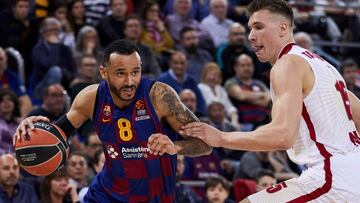 GRAF6606. BARCELONA, 07/02/2020.- El alero h&uacute;ngaro del Bar&ccedil;a Adam Hanga (i) lucha con Kaleb Tarczewski, del Armani Mil&aacute;n, durante el partido de EuroLiga que Bar&ccedil;a y Armani Mil&aacute;n disputan este viernes en el Palau Blaugrana. EFE/Alejandro Garc&iacute;a