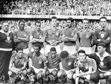La selección brasileña de fútbol posa con el trofeo tras ganar la Copa Mundial de la FIFA 1958 en Estocolmo, Suecia, el 29 de junio de 1958. Brasil derrotó a Suecia por 5-2 en la final para conseguir su primer título mundial con un joven Pelé en sus filas. 