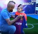 Abrazo, camiseta y juegos: la jornada de Vidal con su fan iraní
