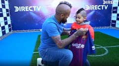 Abrazo, camiseta y juegos: la jornada de Vidal con su fan iraní