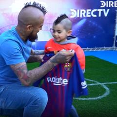 Abrazo, camiseta y juegos: la jornada de Vidal con su fan iraní