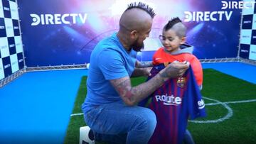 Abrazo, camiseta y juegos: la jornada de Vidal con su fan iraní