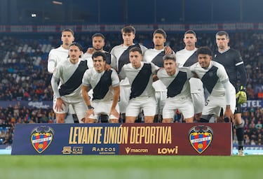 La camiseta está inspirada en los orígenes del Levante UD, fundado en 1907 bajo el nombre de Fútbol Club Cabanyal, una etapa fundacional que marcó la primera identidad futbolística del club. Este homenaje pone el foco en sus raíces históricas y en el legado que dio origen a la entidad actual. El diseño recupera elementos característicos de aquella época, como la banda diagonal negra sobre base off-white y el escudo en versión monocromática, reinterpretados con una mirada actual para reforzar el vínculo entre pasado y presente.
