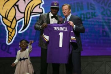 Laquon Treadwell junto a su hija seleccionado por los Minnesota Vikings.