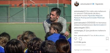 Adán tiene su propio campus de fútbol para niños. 