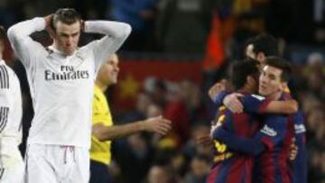 Bale, mientras Messi celebra el final del partido con Xavi.