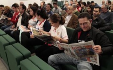 Encuentro con los Ases en el saln de actos de Caja Rural en Sevilla con directivos, jugadores y aficin del conjunto hispalense. 