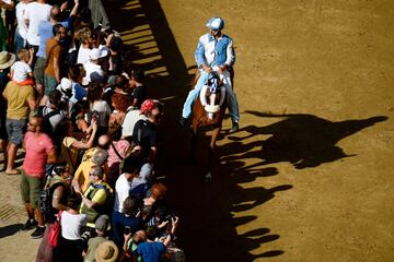 El Palio de Siena (Palio di Siena) es una carrera de caballos de origen medieval que enfrenta a los distritos de la ciudad italiana dos veces al año. La primera del año se celebra el 2 de julio (Palio di Provenzano) y la segunda el 16 de agosto (Palio del