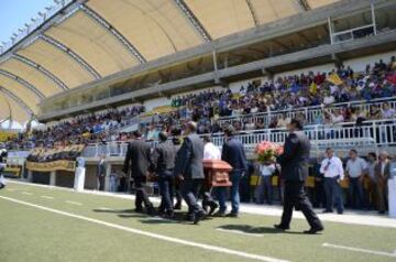 Más de mil personas llegaron al estadio para despedir a Lucio Fariña en Quillota.