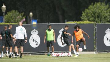 LAX007. LOS ÁNGELES (EE.UU.), 15/07/2017.- Los jugadores del Real Madrid calientan durante una entrenamiento en el campus de la Universidad de California en Los Ángeles (UCLA) hoy, sábado 15 de julio de 2017, en Los Ángeles (EE.UU.). Real Madrid se encuentra en territorio estadounidense para realizar su pretemporada, donde participará en la Copa Internacional de Campeones 2017. EFE/Saalik Khan