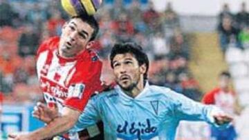 <b>BREGA. </b>Barral se lleva el balón de cabeza pese a la oposición de López Ramos.