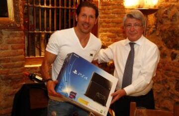 Enrique Cerezo entrega el regalo de navidad a Simeone.