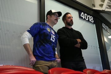 El protagonista de Ted Lasso charla con el quarterback de Green Bay Packers Aaron Rodgers durante uno de los partidos de NFL disputados en Londres en 2022.