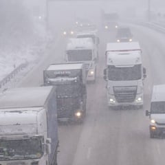 Adiós a los adelantamientos en carretera tal y como los conocemos: las nuevas normas de la DGT