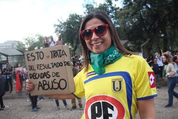 Hinchas de distintos clubes llegaron hasta Plaza Italia para ser parte de la manifestación más masiva. Hasta los archirrivales se tomaron fotografías juntos.