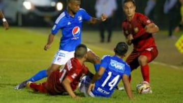 Héctor Quiñones (de pies) fue uno de los peores jugadores de Millonarios en Rionegro.