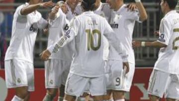 <b>FESTEJARON LOS 100 DE CRISTIANO. </b>Cristiano Ronaldo consiguió su gol 100 con el Madrid (76 Liga, 16 en Champions, siete en la Copa del Rey y uno en la Supercopa de España) y selló la victoria de los de Mourinho. Todos los jugadores blancos acudieron a festejar con el portugués un tanto que sellaba matemáticamente la clasificación a octavos y que terminaba con la maldición del Madrid en Lyon.