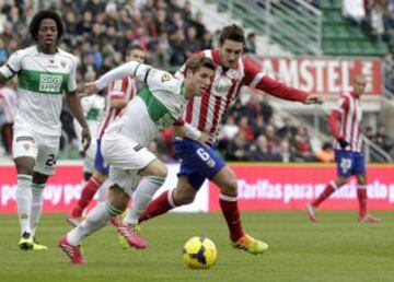Rubén Pérez con el balón es perseguido por Koke.