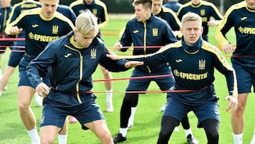 Mykhailo Mudryk y Oleksandr Zinchenko, durante una sesión de entrenamiento con Ucrania.