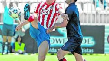 <b>GOLEADOR. </b>Borja controla un balón ante un rival.