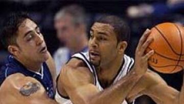 <B>CORAJE.</B> La garra y la casta de Sconochini y sus compañeros dio la vuelta al partido. Okulaja no lo evitó.