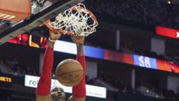 Dwight Howard, machaca el aro ante la mirada de Kenneth Faried.