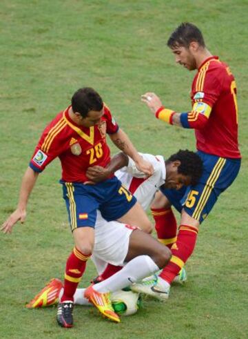 El jugador tahitiano Henri Caroine entre Cazorla y Sergio Ramos.