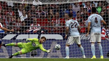 El portero del Celta de Vigo Rubén Blanco (i) en acción en el partido correspondiente a la quinta jornada de LaLiga Santander que Atlético de Madrid y Celta disputan hoy sábado en el Estadio Wanda Metropolitano, en Madrid.