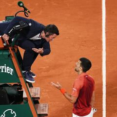 ¿Qué llevan los jueces de silla de Roland Garros junto a la oreja?