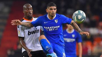 Kondogbia y Banega pelean por un balón en el Valencia - Sevilla.