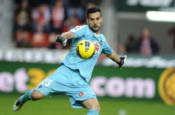 Jug¨® con el Getafe durante tres temporadas desde 2011 hasta 2014. Visti¨® la camiseta rojiblanca desde el 2014 hasta el 2018.