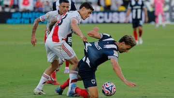 Soccer Football - FIFA Club World Cup - Group E - River Plate v CF Monterrey - Rose Bowl Stadium, Pasadena, California, U.S. - June 21, 2025 CF Monterrey's Sergio Canales in action with River Plate's Lucas Martinez Quarta REUTERS/Mike Blake