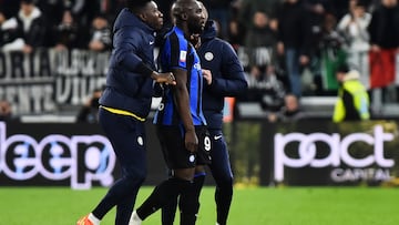 Soccer Football - Coppa Italia - Semi Final - First Leg - Juventus v Inter Milan - Allianz Stadium, Turin, Italy - April 4, 2023  Inter Milan's Romelu Lukaku with Andre Onana after being sent off REUTERS/Massimo Pinca