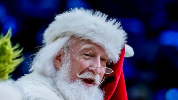 Un hombre disfrazado de Papá Noel en una foto de archivo.