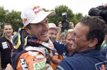 El piloto español Marc Coma del equipo Red Bull KTM Factory Rally celebra con su equipo la victoria en el Dakar 2015 al término de la última etapa de apenas 174 kilómetros entre Rosario y Buenos Aires. Coma (KTM) consiguió hoy su quinta corona del Dakar al finalizar primero en esta séptima edición sudamericana.