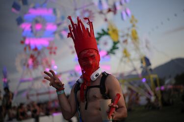 Un asistente hace un gesto en el Festival de Música y Artes del Valle de Coachella en Indio, California.