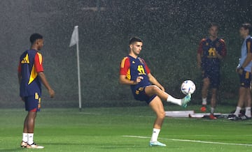 Ferran Torres con el balón durante el entrenamiento. 
 

