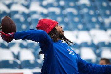 ORCHARD PARK, NY - DECEMBER 10: Kelvin Benjamin #13 of the Buffalo Bills throws the ball while warming up before a game against the Indianapolis Colts on December 10, 2017 at New Era Field in Orchard Park, New York. Brett Carlsen/Getty Images/AFP  == FOR 