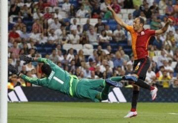 Keylor Navas y Umut Bulut.