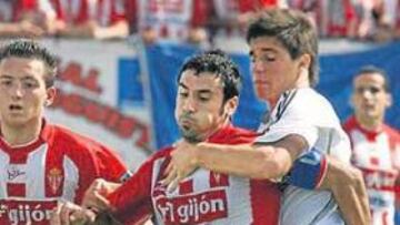 <b>VETERANÍA. </b>Sastre pugna por el balón en un lance de la última visita del Sporting al Castilla.