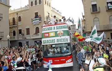 Los jugadores del Elche celebraron con la ciudad su vuelta a la categoría de plata.