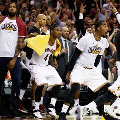 Irving y LeBron rozan las Finales tras remontar 16 puntos a Boston