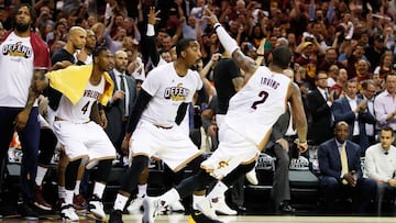 Kyrie Irving festeja una canasta.